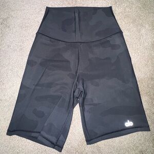 Alo Yoga Airbrush 7” High Waisted Shorts